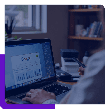 Notebook com telas em tráfego pago